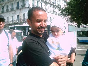 ORAN 04 2007 42 TOUFIC NOTRE SYMPATHIQUE GUIDE ET SA FILLE PLACE D ARMES